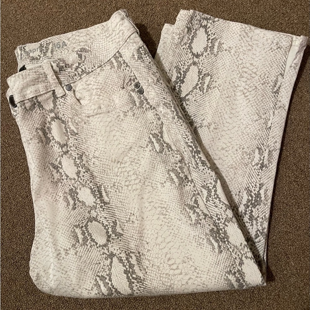 Avenue Cream-Colored Capris